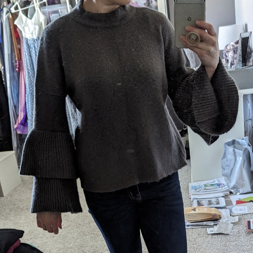 Elan tiered sleeve sweater, sz small